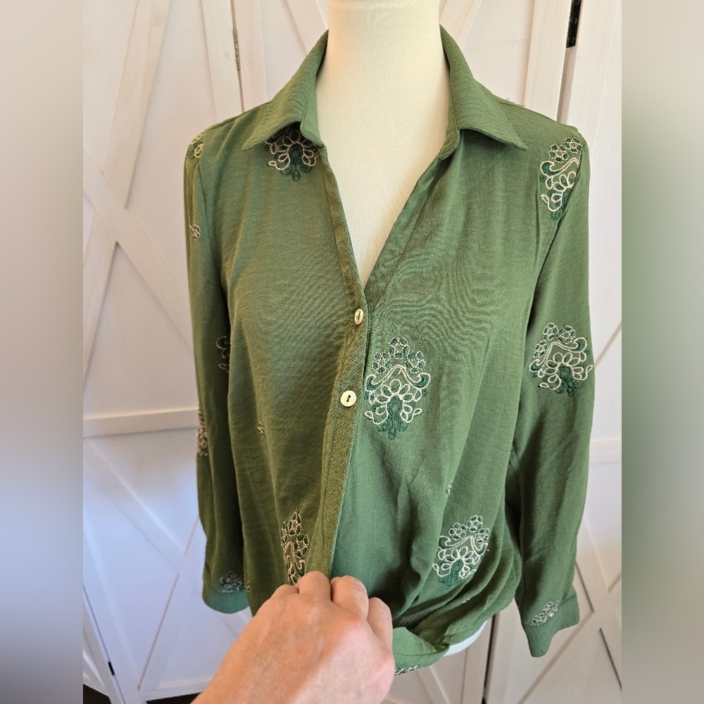 Figueroa & Flower Green Embroidered Spread Collar with Long Roll-Tab Sleeves - Picture 4 of 10